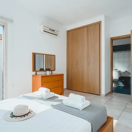 Lindos * Paralimni